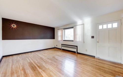 14 Kellum St, Huntington Station, NY 11746-3834