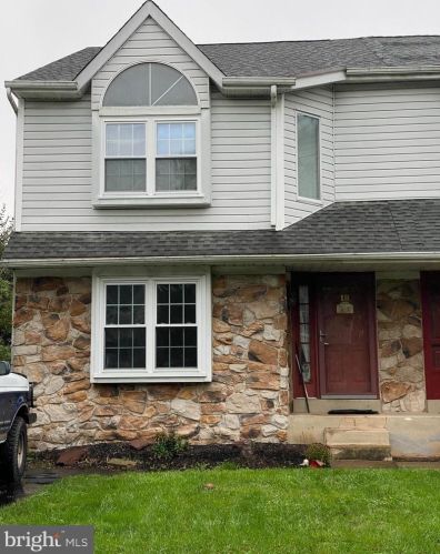 18 Pearl Dr, Gardenville, PA