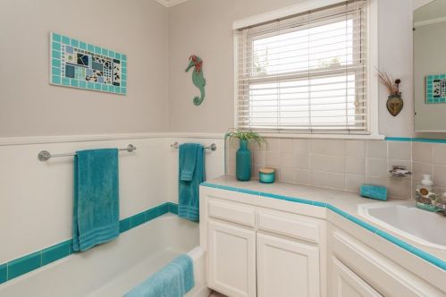 1873 Los Encinos Ave, Glendale CA  91208-2221 exterior