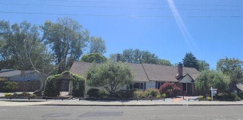 2031 Creekside Rd, Santa Rosa, CA 95405-8018