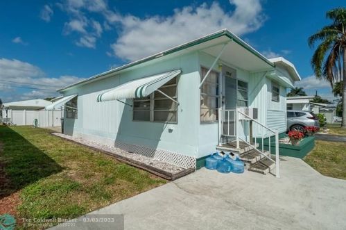 8949 Oak St, Boynton Beach, FL 33436-2332