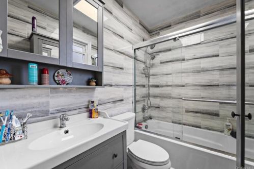 3966 Rombouts Ave, Bronx, NY 10466-2512