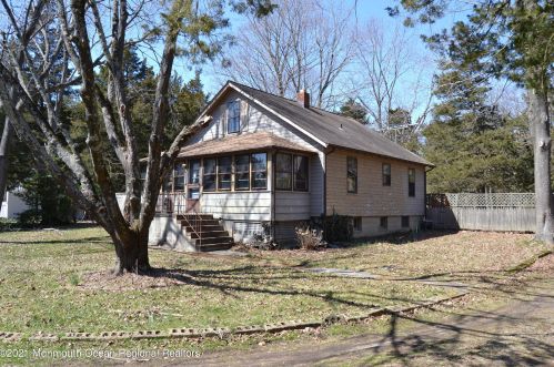 91 Hilltop Dr, Bricktown, NJ 08724-1311