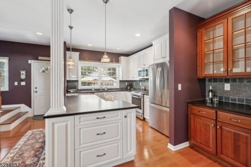 7 Riga Ct, Scotch Plains, NJ 07076-2059