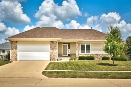 860 Leslie Ln, Robins, IA 52328-9546