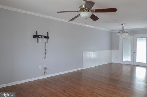 4 Guenever Dr, New Castle DE  19720-2923 exterior