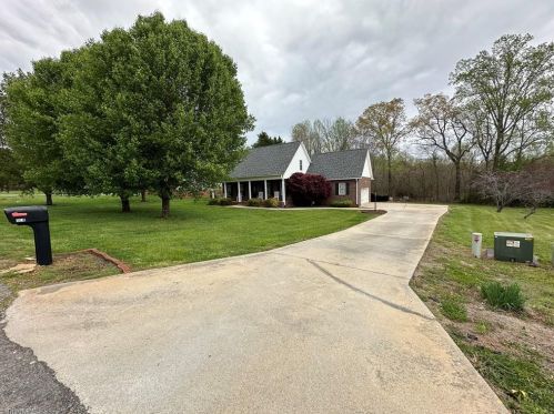 104 Polaris Dr, Farmington, NC 27028-2657