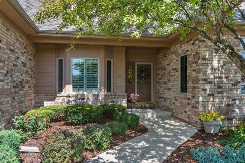 10713 Essex Ct, Thiensville, WI 53092-8531