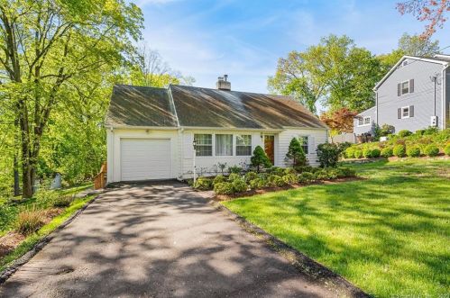 39 Clover Hill Dr, Stamford, CT 06902-1601