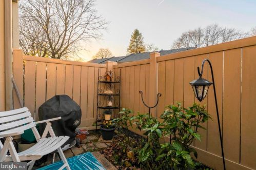 54 Twin Brooks Dr, Willow Grove, PA 19090-3903