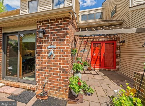 18 Stirling Ct, Wayne, PA 19087-5703