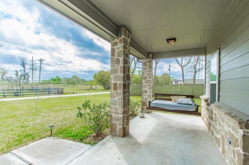 222 Ellis Ln, West Columbia, TX 77486-2632