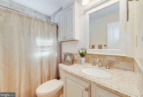 6820 Spur Rd, Springfield VA 22152-2638 exterior