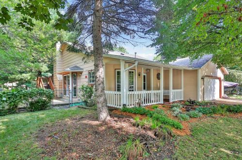 5557 Arona St, Saint Paul, MN 55126-8562