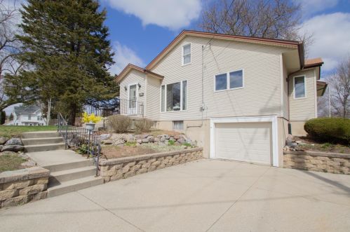 1046 4th St, Watertown, WI 53098-3018
