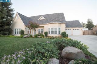 739 Sherwood St, Exeter, CA 93221-2403