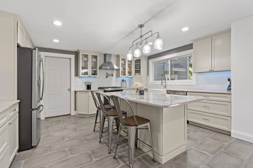 62 Demello Dr, Tiverton RI  02878-2770 exterior