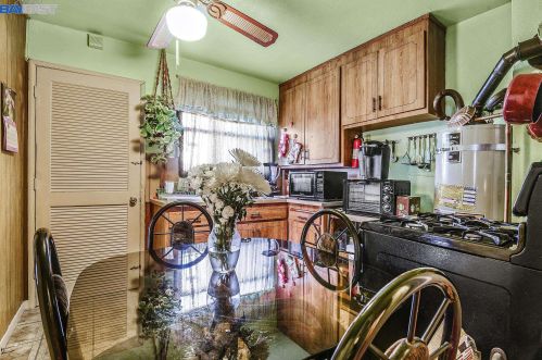 956 76, Oakland CA 94605-2808 exterior