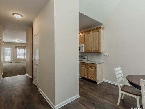 174 Larry Ln, Huntington Station, NY 11746-5642