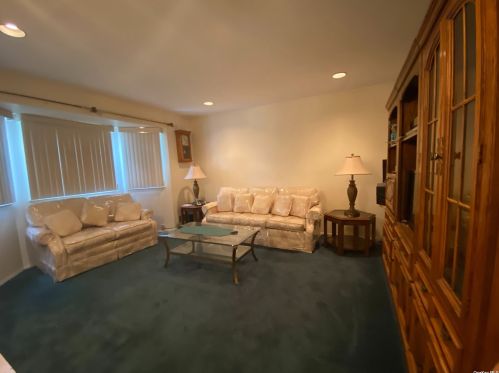 95 Greenmeadow Dr, Deer Park, NY 11729-5605