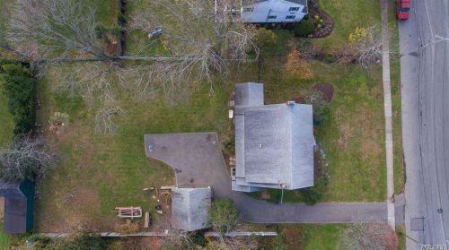 83 Thompson Ave, Babylon NY  11702-3404 exterior