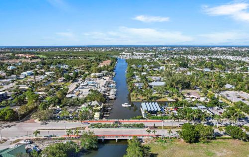 4635 Bayshore Dr, Naples FL  34112-4358 exterior