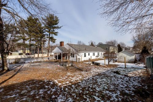 48 Robinson Rd, Nashua NH  03060-5840 exterior