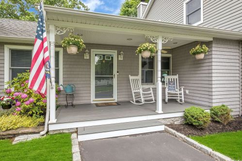 21 Oak St, Nesconset, NY 11767-2932