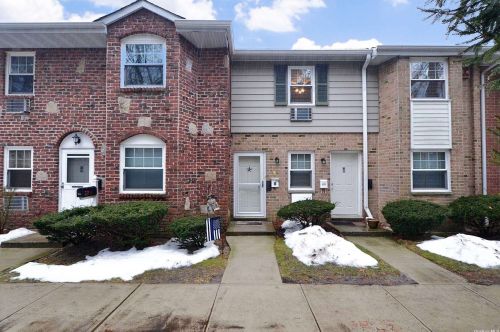 14 Glen Hollow Dr, Holtsville NY  11742-2404 exterior