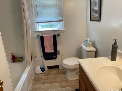 385 Broome Ave, North Lindenhurst NY  11757-3834 exterior