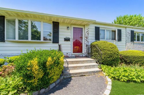 16 Elford Pl, Elwood, NY 11731-5609