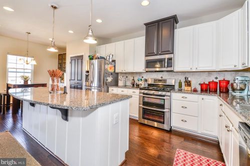 7016 Darbey Knoll Dr, Gainesville, VA 20155-3632