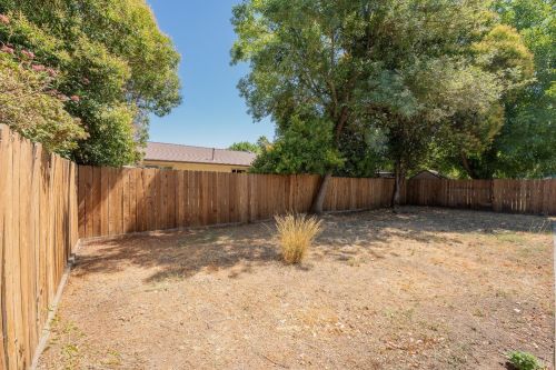 525 Oak Manor Dr, Ukiah CA  95482-5121 exterior