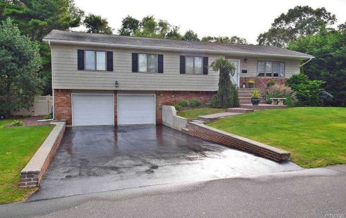 249 Cheltenham Rd, Babylon, NY 11704-3025