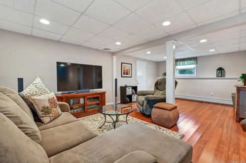 9 New Castle Dr, Washingtonville NY  10992-1735 exterior