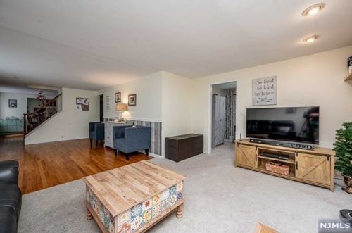 397 Pleasant Ave, N Milford NJ  07646-1222 exterior
