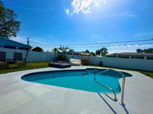 2062 Floresta Dr, Fort Pierce FL  34984-4706 exterior