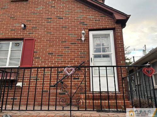 402 Maple Ave, South Plainfield NJ  07080-4015 exterior