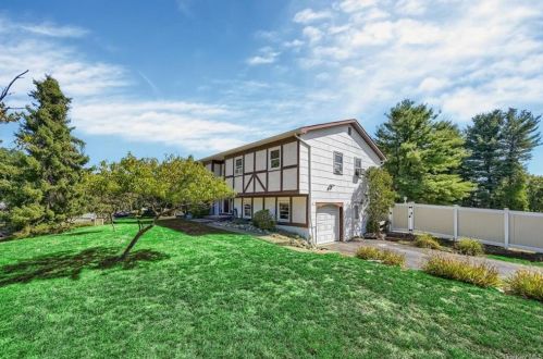 31 Gleason Dr, Thiells, NY 10984-1619