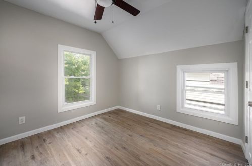 122 Elizabeth St, Bridgeport, CT 06610-3219