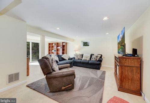 6820 Spur Rd, Springfield VA 22152-2638 exterior