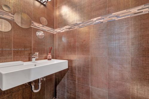 3163 176 Ter, Hollywood FL 33029-5608 exterior