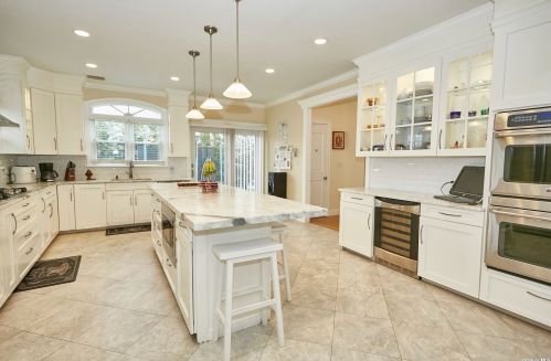 18 Pinewood Ln, New Hyde Park NY  11040-3321 exterior