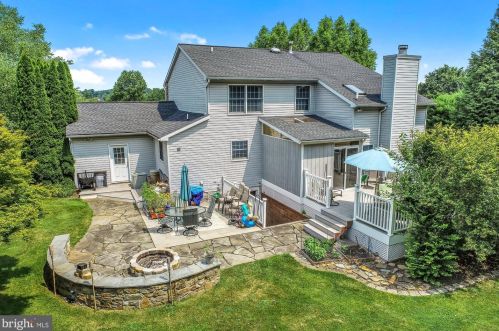 100 Brook Meadow Cir, Shrewsbury PA  17361-1236 exterior