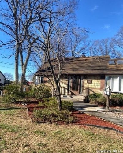 19 Abrew St, Bayshore, NY 11706-5001