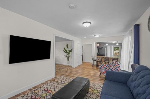 1736 Elmwood Ave, Warwick RI  02888-1104 exterior