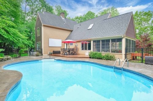 9 Stebbins Rd, Monson, MA 01057-9407