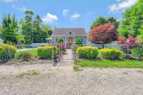 86 Glenmore Ave, Central Islip NY  11722-1913 exterior