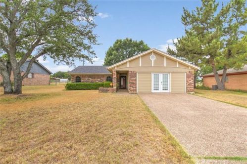 2028 Pebblecreek Dr, Cleburne, TX 76033-7909