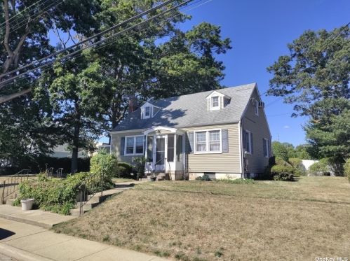 600 Clinton St, North Bellmore, NY 11710-3931